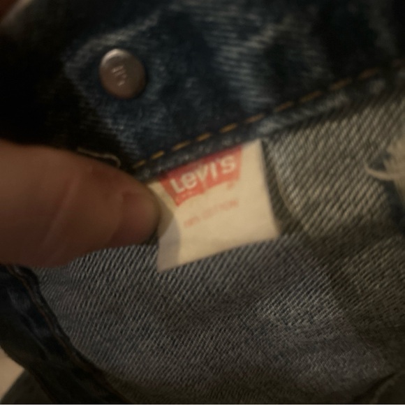 1988 Levi jacket with extra wear. Measures to a medium but would fit loosely - Picture 6 of 10